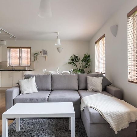 Bright 2Br Apartment - 2 Free Parking Spaces - Near Lgw Airport Crawley  Luaran gambar