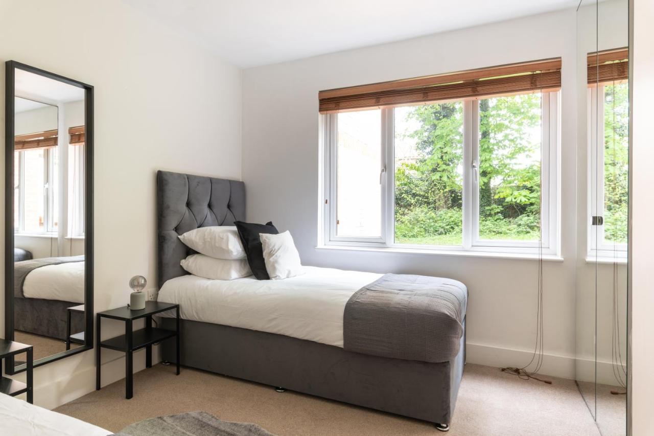 Bright 2Br Apartment - 2 Free Parking Spaces - Near Lgw Airport Crawley  Luaran gambar