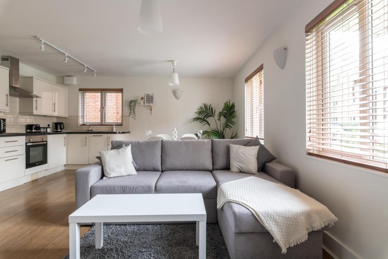 Bright 2Br Apartment - 2 Free Parking Spaces - Near Lgw Airport Crawley  Luaran gambar