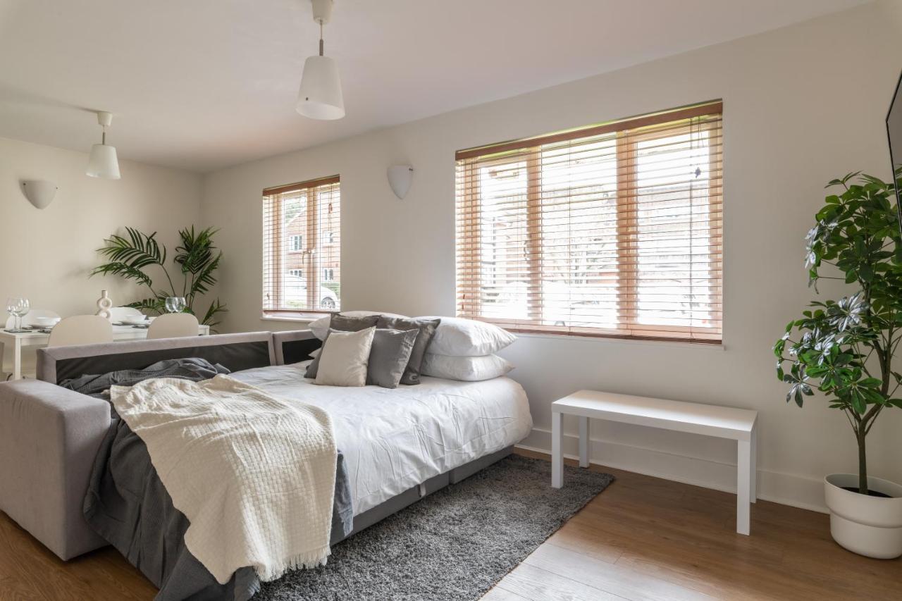 Bright 2Br Apartment - 2 Free Parking Spaces - Near Lgw Airport Crawley  Luaran gambar