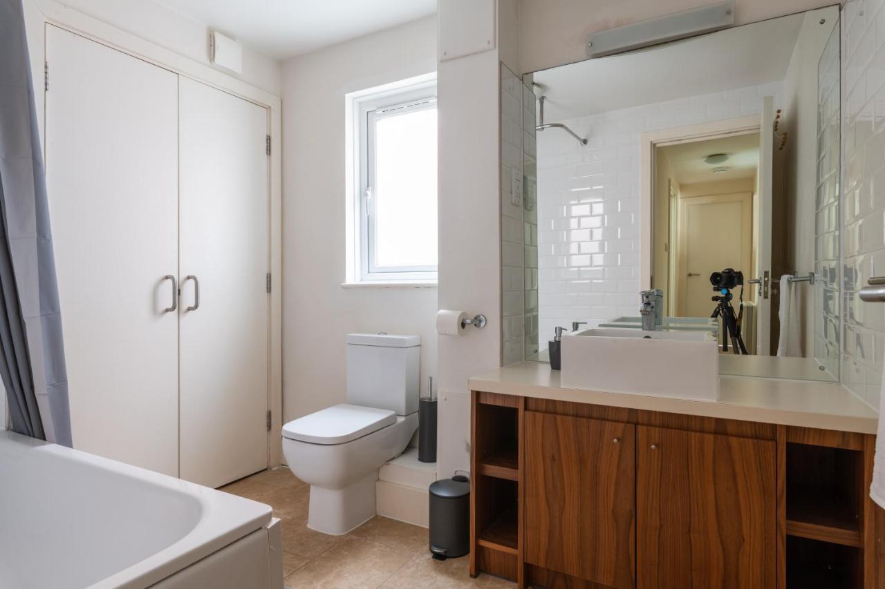 Bright 2Br Apartment - 2 Free Parking Spaces - Near Lgw Airport Crawley  Luaran gambar