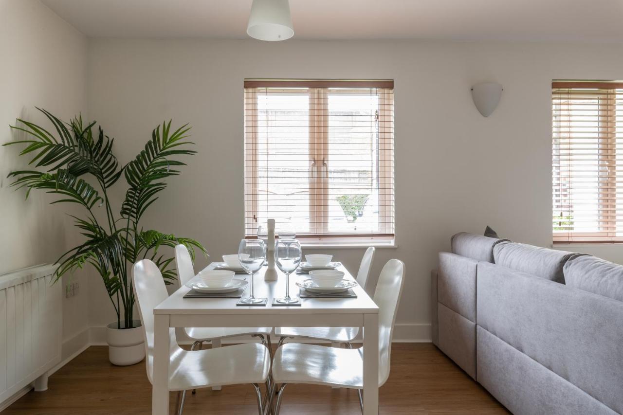 Bright 2Br Apartment - 2 Free Parking Spaces - Near Lgw Airport Crawley  Luaran gambar