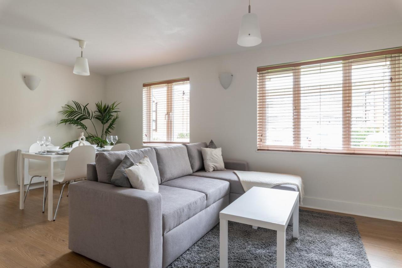 Bright 2Br Apartment - 2 Free Parking Spaces - Near Lgw Airport Crawley  Luaran gambar